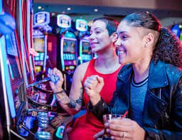 tik999 Bingo room chat feature မြန်မာကစားသမားများ ပါဝင်ကစားနေသောမြင်ကွင်း