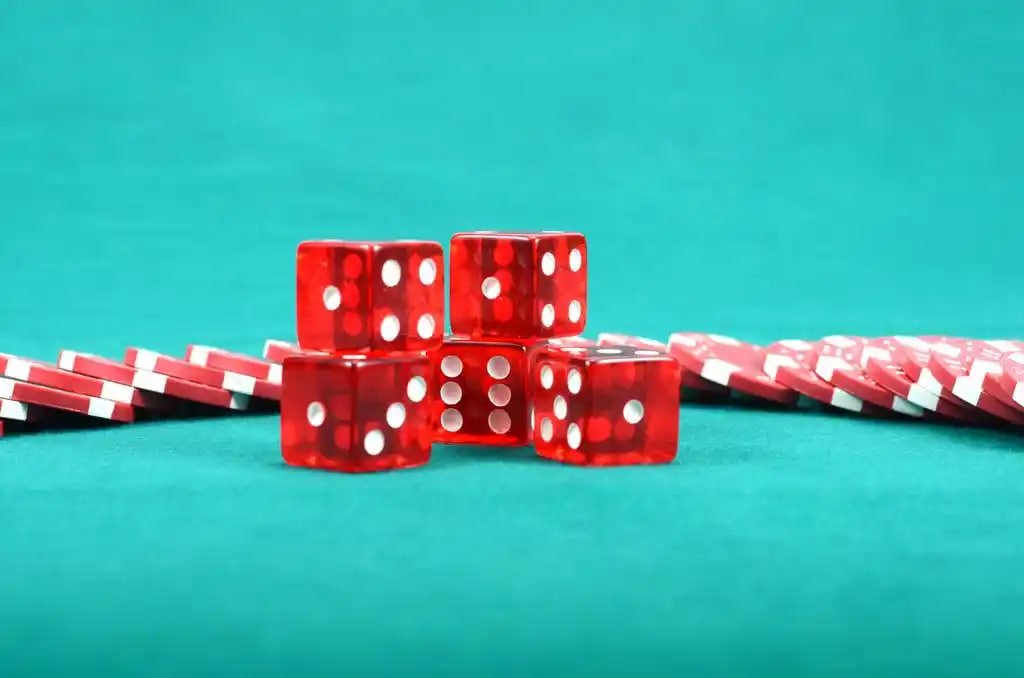 tik999 APP မိုဘိုင်းဖုန်းမှ Baccarat Poker Card Games ကစားနေသောမြင်ကွင်း